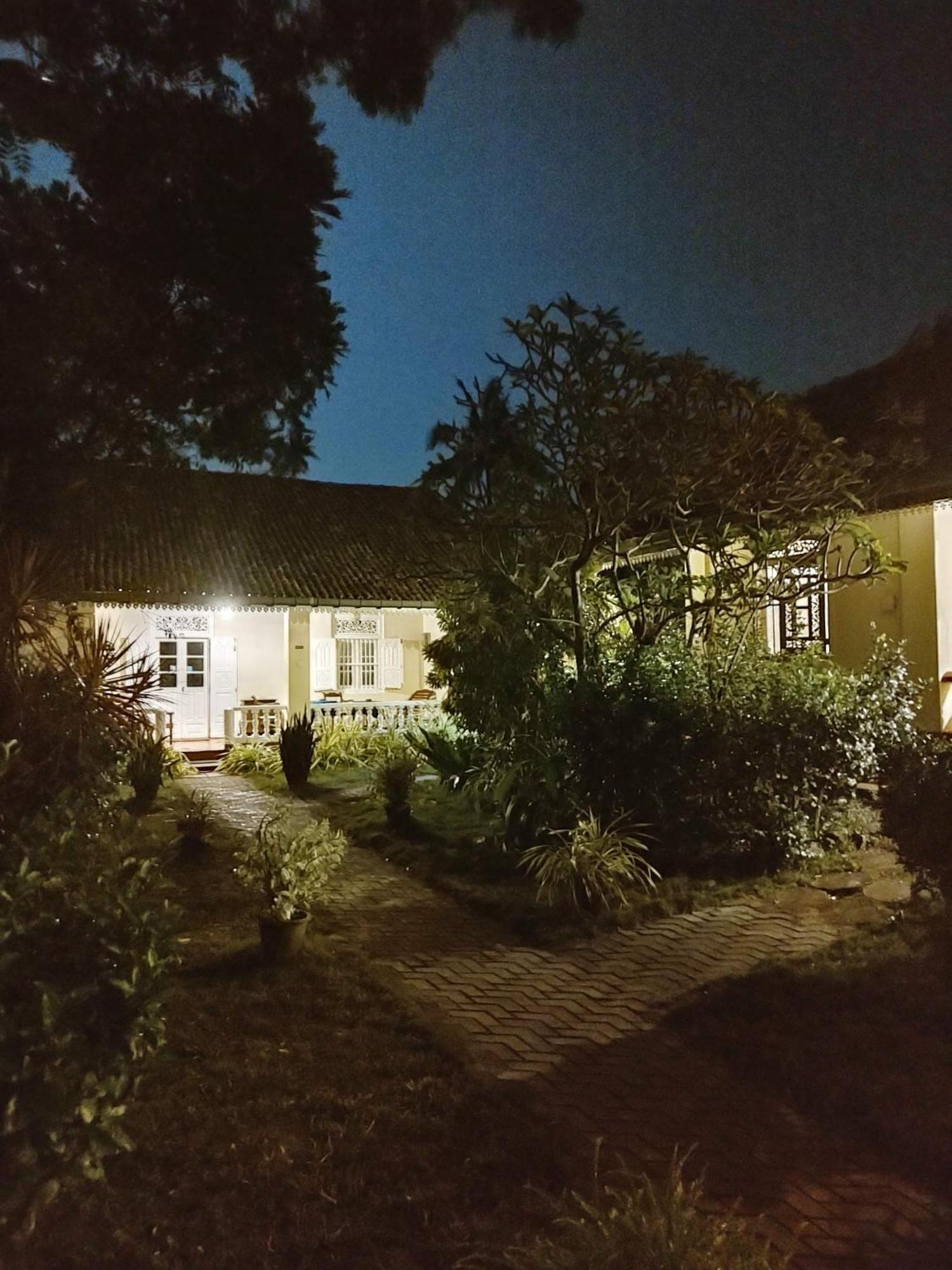 Top Of The Hill Guesthouse ウェリガマ エクステリア 写真